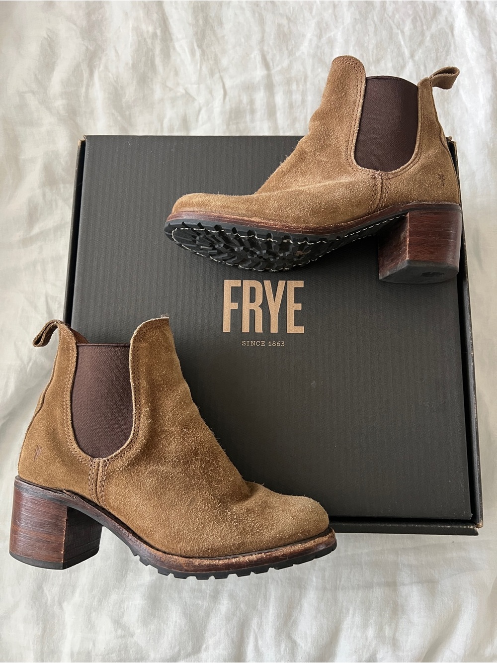 Frye Women's Sabrina Chelsea Boot in Brown Chestnut Suede with Box
